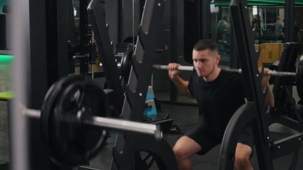 Squats Pondérés Entraînement Musculation Exercice Attentif Exécutant Des Squats Haltères — Video