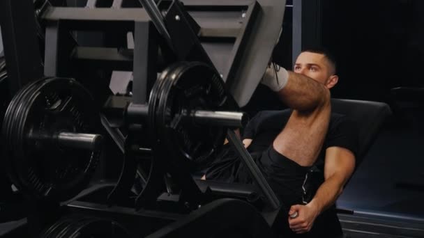 Mięśnie Nóg Wysportowany Mężczyzna Przystojny Trener Sportsman Używa Maszyny Ćwiczeń — Wideo stockowe