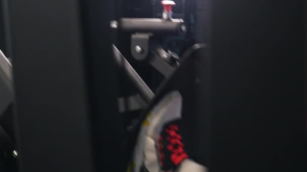 健康的なライフスタイル ジム機器 フィットネスの専門家 足の筋肉を構築するために足のプレス機で男性アスリートの演習をフィット — ストック動画