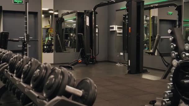 采购产品健身房的设备 力量机器 健身房的镜子 在健身中心 你会发现各种各样的哑铃和高质量的健身器械 — 图库视频影像