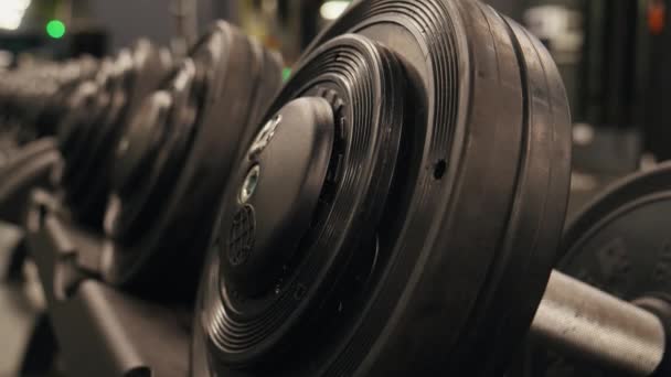 专业机械 体操地板 有氧设备 健身房配备了很好的专业级机械和各种哑铃 — 图库视频影像