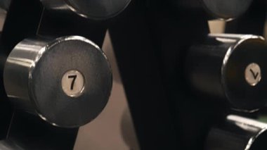 Aptal setler, fitness topları, soyunma odaları. Spor salonu, etkileyici dambıl koleksiyonu ve uzman seviyesindeki spor aletleriyle övünür..