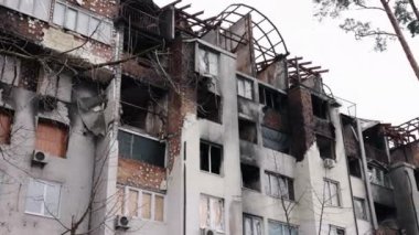 Yanmış daireler, yangın sonrası, moloz yığını. Yüksek katlı bina roketle tetiklenen yangınla yerle bir oldu..
