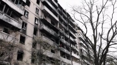 Bina yıkıldı, çarpma tahribatı, roket enkazı. Roket saldırısıyla kıvılcımlanan alevler o kadar şiddetliydi ki çok katlı binayı yıktılar ve evi yanarak bıraktılar..