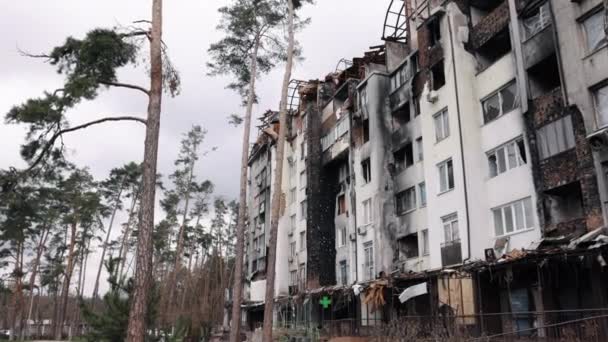 Trümmerhäuser Raketenbeschuss Verbrannter Schutt Nach Raketeneinschlag Mehrstöckiges Gebäude Zerstört Haus — Stockvideo