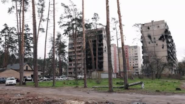 Abgestürzte Rakete Raketeneinschlag Brandruine Nach Tödlichem Raketeneinschlag Wurde Mehrstöckiges Gebäude — Stockvideo