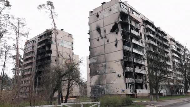 火箭击中 火箭灾难 高楼大厦被毁 火箭的毁灭性影响导致大楼倒塌 房屋被大火烧毁 — 图库视频影像