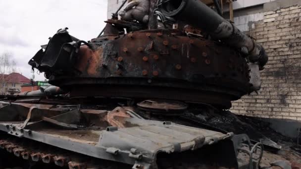戦争の侵略ロシアの侵略紛争地帯 ロシアの戦闘戦車は ウクライナ侵攻後の紛争中に都市道路での終焉を迎えた — ストック動画