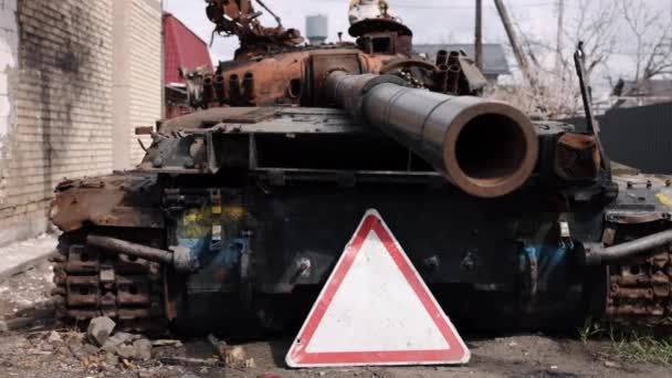 史诗场景 入侵乌克兰 城市道路 随着俄罗斯入侵乌克兰期间敌对行动的升级 战斗坦克被放置在了首都的街道上 — 图库视频影像