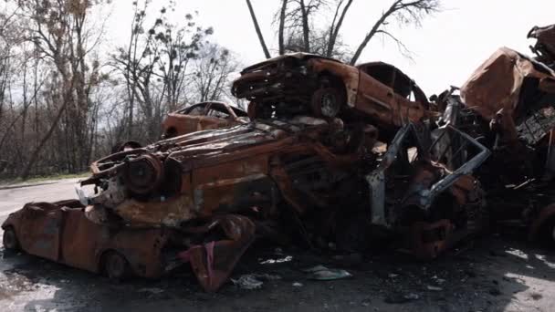 结果是轰炸 破坏后遗症 导弹袭击被烧毁的汽车在街上乱扔 这是俄罗斯入侵的可怕后果 — 图库视频影像