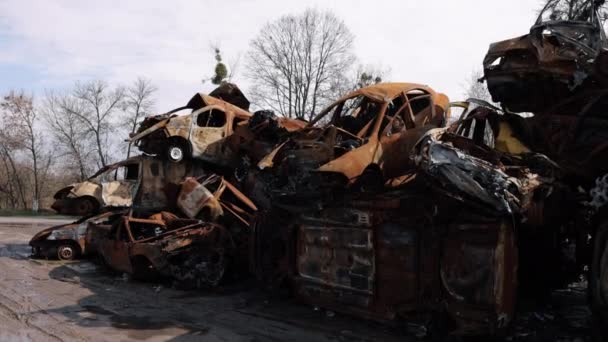 Zniszczone Samochody Miejsce Zbrodni Cmentarz Samochodowy Pozostałości Zniszczonych Samochodów Leżały — Wideo stockowe