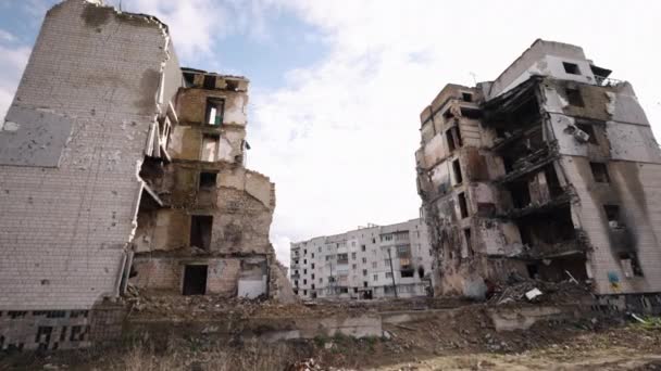 戦争の荒廃 ロシアの占領 侵略破壊 ロシア軍のミサイルや爆弾攻撃の結果 家屋は破壊された — ストック動画