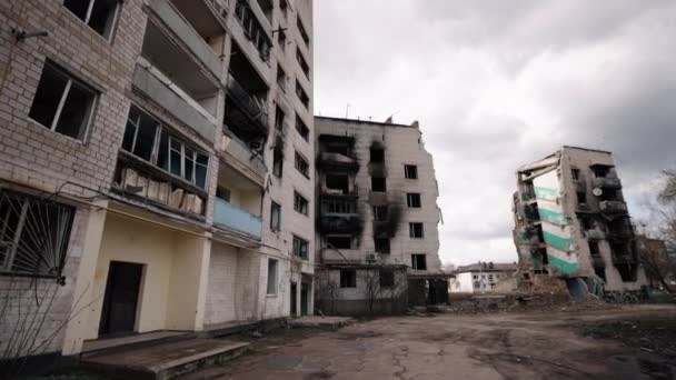 摧毁的影响 俄罗斯的侵略 导弹袭击 在俄罗斯军队的导弹和炸弹袭击之后 房屋成了废墟 — 图库视频影像