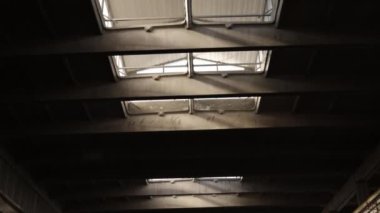 Doğal ışıklandırma, cam tavan, sürdürülebilir ışıklandırma. Endüstriyel tesislerin tavanı güneş ışınlarının geçmesine izin veriyor.