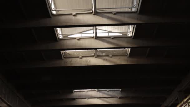自然光 ガラス天井 持続可能な照明 産業施設の天井は 太陽光線が輝くことを許可します — ストック動画