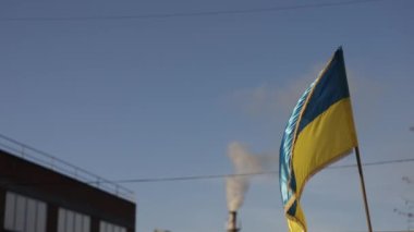 Fabrika üretimi, endüstriyel üretim, üretim işlemleri. Üretim sürecinin bir parçası olarak boru yayan Ukrayna bayrağı, fabrika veya fabrika.