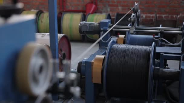Fabrika Işletmeleri Fabrika Yönetimi Kablo Mühendisliği Fabrikadaki Siyah Yalıtımlı Kablolar — Stok video