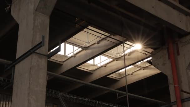 工业建筑 照明战略 气候考虑 来自日光浴墙工业设施的光线 通过窗户天花板进入 — 图库视频影像