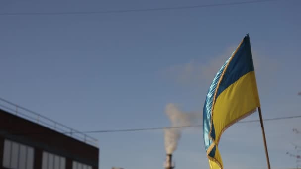 工厂生产 工业生产 制造操作 乌克兰国旗 制造厂或工厂 作为生产过程的一部分排放烟道 — 图库视频影像