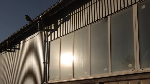 建筑填充物 面板结构 制造厂 外表生产设施外 工业建筑物 墙壁用夹芯板建造 — 图库视频影像