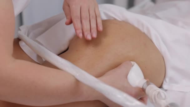 Professional Masseur Roller Massage Reduce Cellulite Young Woman Beauty Salon — Stock Video