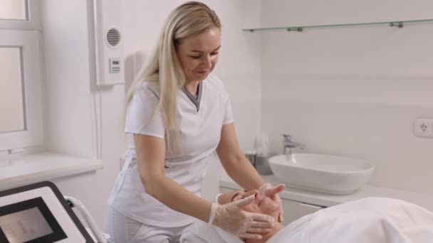 Clinica Bellezza Massaggio Facciale Trattamento Viso Bella Donna Con Massaggio — Video Stock