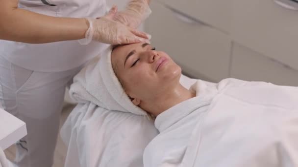 Massaggio Viso Trattamento Estetico Pelle Perfetta Bella Donna Che Riceve — Video Stock
