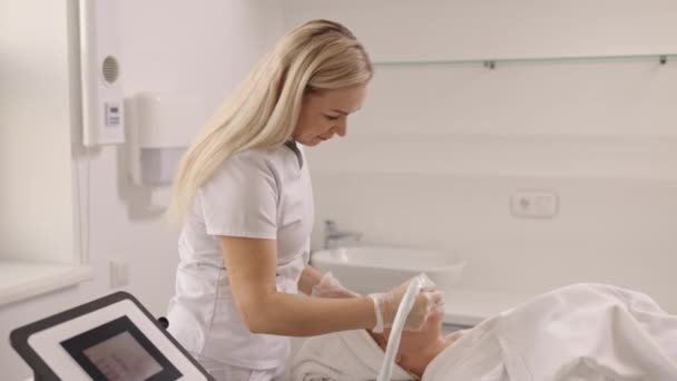 Peeling Kůže Elektrická Masáž Terapeutický Kosmetik Mladá Žena Dostává Elektrickou — Stock video