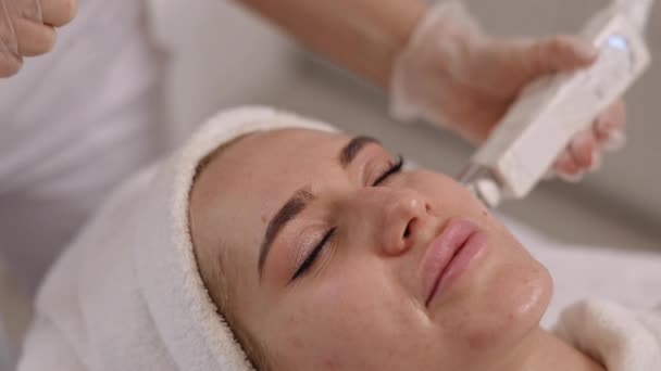 Masaż Elektryczny Aparatura Masażu Usługi Kosmetyczne Młoda Kobieta Otrzymująca Elektryczny — Wideo stockowe