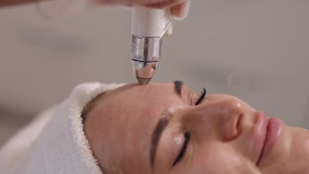 Belleza Cosmética Masaje Facial Eléctrico Cuidado Piel Mujer Joven Que — Vídeos de Stock