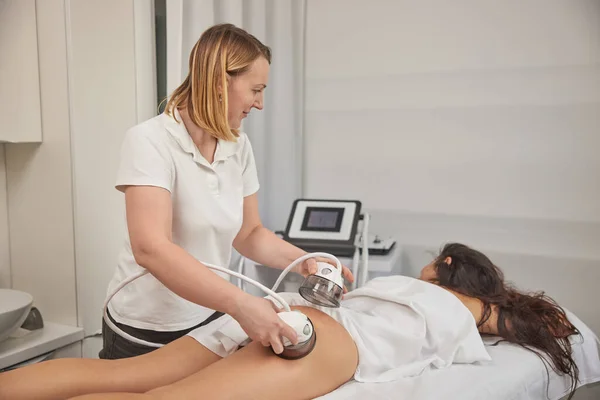 Medicine Salon Beauty Centre Applying Vacuum Vacuum Body Massage Can — Stock Photo, Image