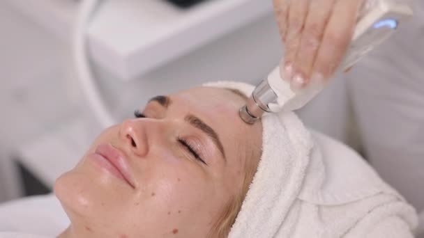 抗衰老推拿 美容疗法 美容师妇女提供真空提升按摩来恢复肌肤的活力和提升肌肤 详见详细的特写 — 图库视频影像