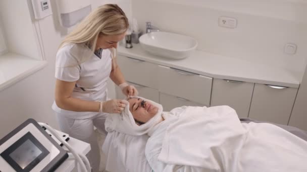 Skincare Specialist Holistic Treatments Exfoliating Scrub Client Beauty Salon Receives — Stock Video