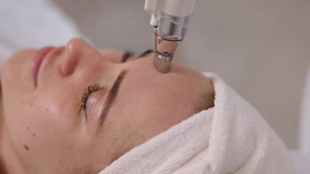 护肤专家 面部护理 美容美发 在美容院 熟练的美容师提供一系列的治疗 如真空提升按摩 真空淋巴引流按摩 面部按摩 — 图库视频影像