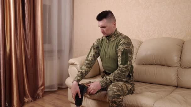 Żołnierz Rehabilitacyjny Blizny Wojenne Amputowana Kończyna Człowiek Został Amputacji Nogi — Wideo stockowe