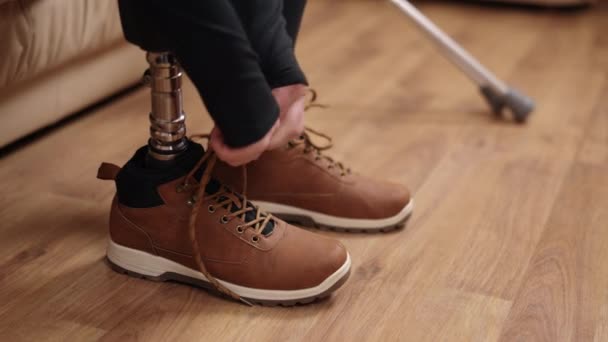 Schoenplaatsing Ondersteuning Voor Stoornissen Prothetische Schoen Close Man Met Kunstbeen — Stockvideo