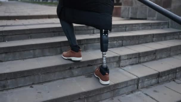 人工手足 決定されたステップ 矯正サポート 市内の階段には障害による義足の男が登ってくる — ストック動画