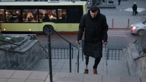 Protesstöd Extremitetsskillnad Klätteracceptans Man Som Handikappad Och Har Protes Ben — Stockvideo