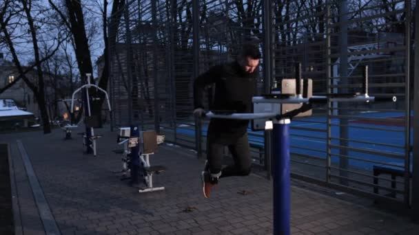 适应性锻炼 肢体差异 户外运动 在运动场的高低杠上进行假腿运动的人 — 图库视频影像