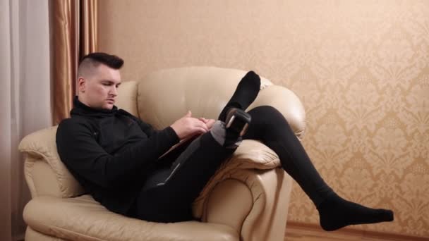Eintauchen Bücher Ruhige Freizeit Künstliche Gliedmaßen Mann Mit Beinprothese Bequem — Stockvideo