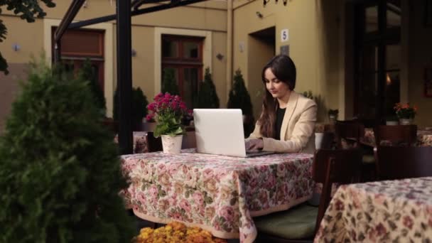 Negocio Tecnológico Trabajo Independiente Cafetería Freelancer Trabajando Laptop Mirando Monitor — Vídeos de Stock