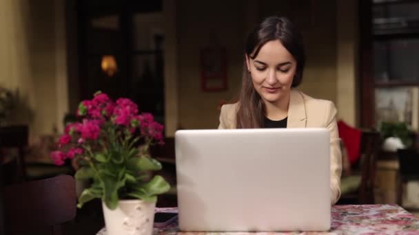 Freiberuflich Tätig Junge Erwachsene Technologieunternehmen Freelancer Tippt Auf Laptop Während — Stockvideo