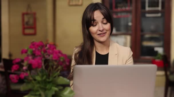Colloquio Lavoro Video Chat Uomini Affari Parlare Giovane Studentessa Felice — Video Stock