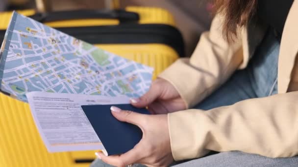 Passinhaber Reisekoffer Rucksackmädchen Frau Bereitet Sich Mit Reisepass Karte Und — Stockvideo