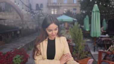 Selfie anı, iş kadını fotoğrafçılığı, özçekim çalışması. Girişimci kadın fotoğraf makinesiyle selfie çekiyor..