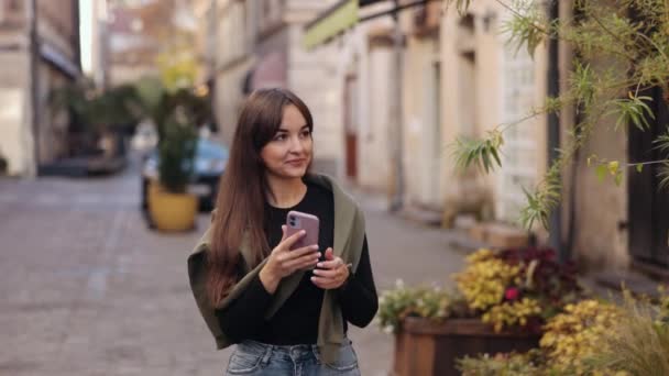 Sokak Gezintisi Genç Kadın Mobil Kamera Sokakta Yürürken Güzel Genç — Stok video