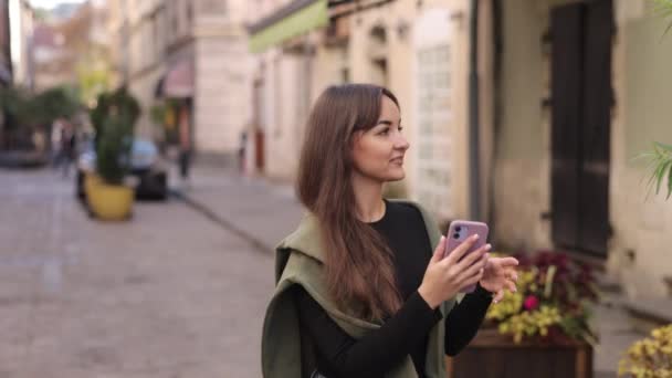 Şehir Keşfi Telefon Fotoğrafları Samimi Anlar Çekici Genç Bayan Kaldırımdan — Stok video