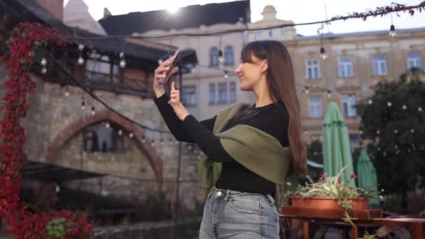 Trendi Pillanatkép Városi Háttér Blogger Fotó Lenyűgöző Fiatal Hölgy Önarcképet — Stock videók