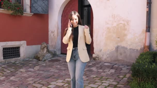 Telefona Cevap Görüşmesi Heyecanlı Tepki Çekici Profesyonel Bayan Çağrıyı Alır — Stok video