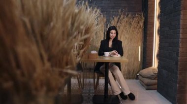 Yaşam tarzı yemekler, donut yemek, sosyal mesafeler. Diyetinden tatmin olurken çörek yiyen güzel bir kadın, aldatan yemek ve beslenme düzensizliği, sağlıklı olmayan abur cubur yiyen güzel bayan tatlılar..